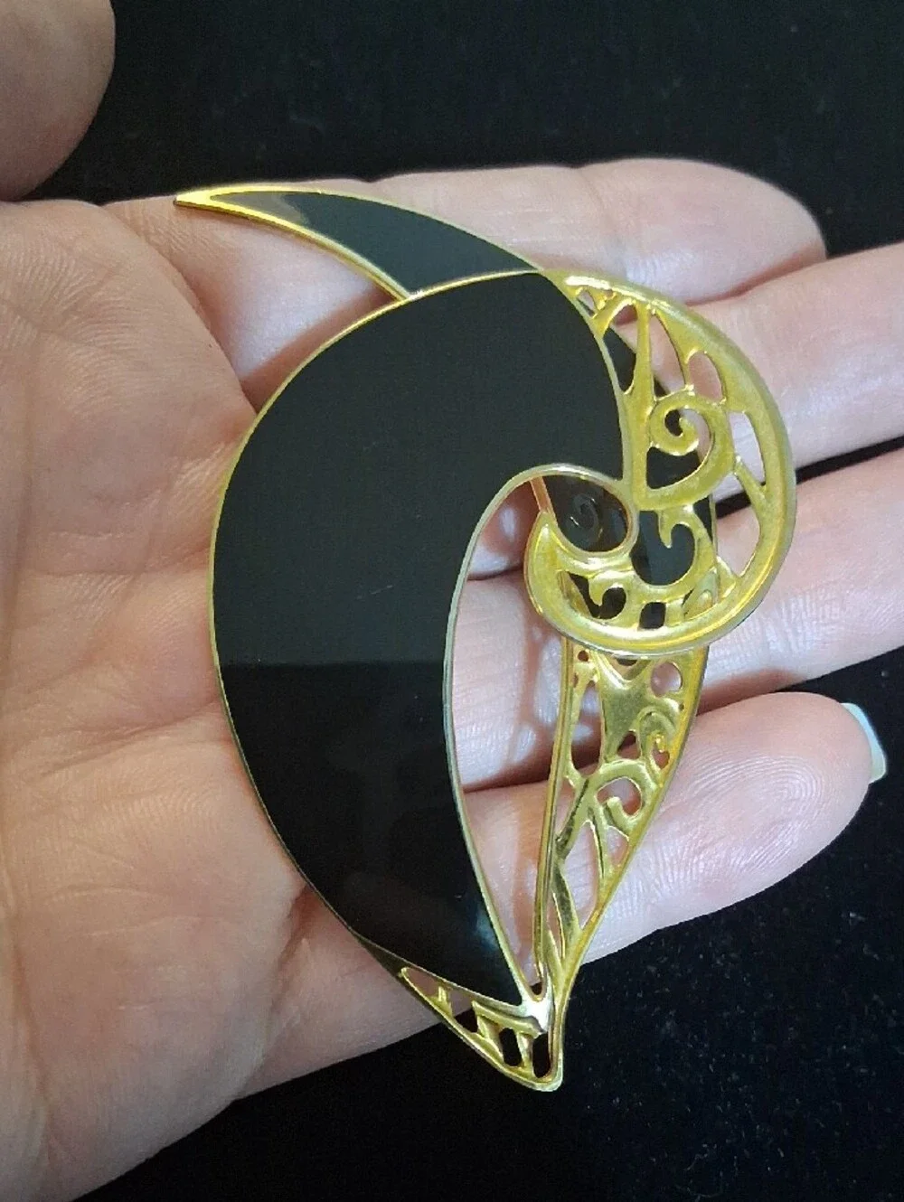 Berebi Gold With Black Enamel Sculptural Art Nouveau Modernist 1980s Brooch